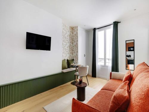 un salon avec un canapé et une télévision dans l'établissement Modern studio with AC - 2P- Sacré-C ur, à Paris