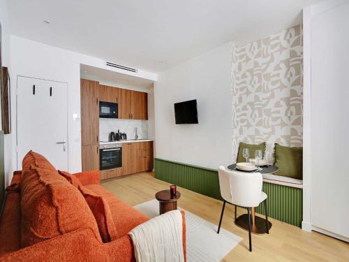 un salon avec un canapé et une table dans l'établissement Modern studio with AC - 2P- Sacré-C ur, à Paris