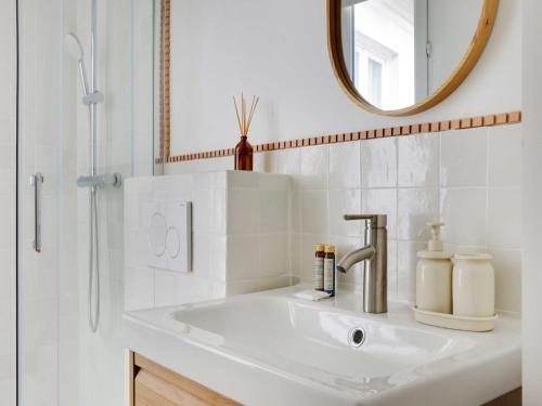une salle de bain blanche avec un lavabo et un miroir dans l'établissement Modern studio with AC - 2P- Sacré-C ur, à Paris