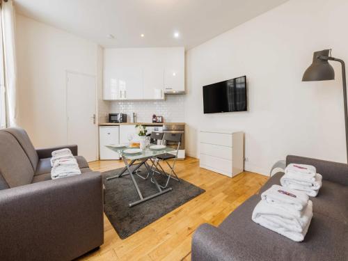 un salon avec deux canapés et une table dans l'établissement Lovely studio near Eiffel Tower, à Paris