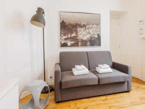 - un salon avec un canapé et une photo dans l'établissement Lovely studio near Eiffel Tower, à Paris