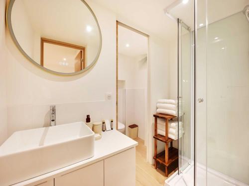 une salle de bain avec un lavabo et un miroir dans l'établissement Exceptional flat - 3BD 12P - Trocadéro, à Paris