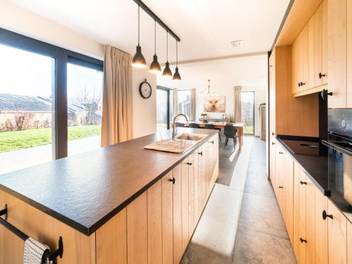 Η κουζίνα ή μικρή κουζίνα στο Stylish Home in Petit-Thier