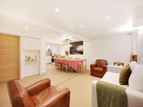 un salon avec un canapé et une table dans l'établissement Exceptional flat - 3BD 12P - Trocadéro, à Paris