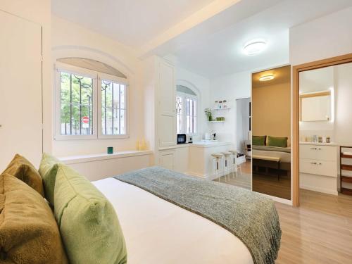 une chambre avec un lit et un salon dans l'établissement Exceptional flat - 3BD 12P - Trocadéro, à Paris