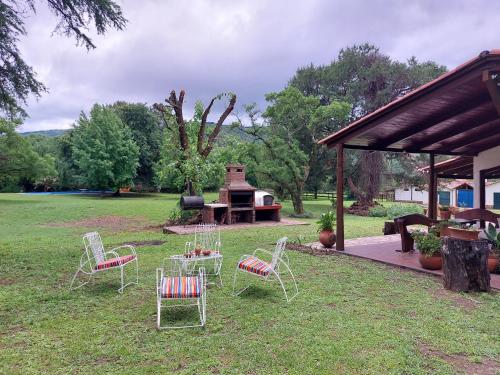 un grupo de sillas y una parrilla en un patio en Querencia de Castellanos, en San Lorenzo