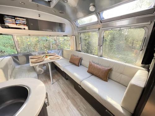 Fotografie z fotogalerie ubytování Silver Belle Airstream Glamper Near Tybee & City v destinaci Savannah