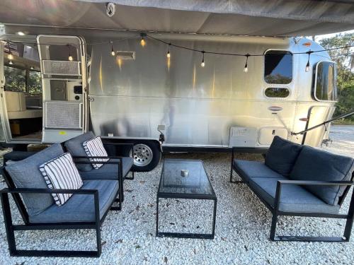 Fotografie z fotogalerie ubytování Silver Belle Airstream Glamper Near Tybee & City v destinaci Savannah