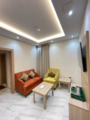 a living room with a couch and two chairs at كويت سفن للشقق المخدومة in Jeddah