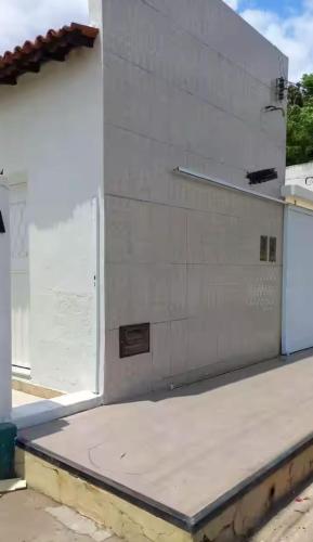 a white wall with a door on a building at Meu lar em Picos-PI in Picos