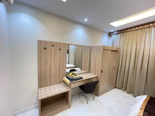 a dressing room with a desk and a bed at كويت سفن للشقق المخدومة in Jeddah