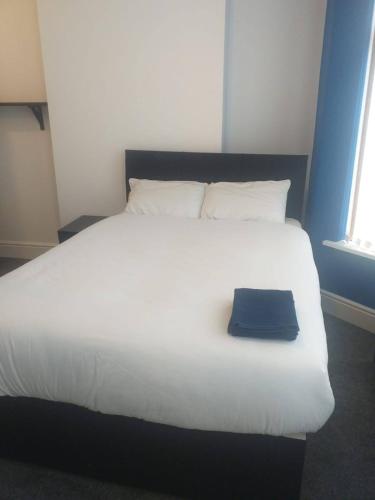 Una cama o camas en una habitación de Tuebrook Stays