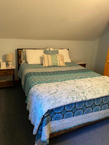 Gallery image of Cozy Log Home across from Phillips Lake-Four Season Fun in Dedham
