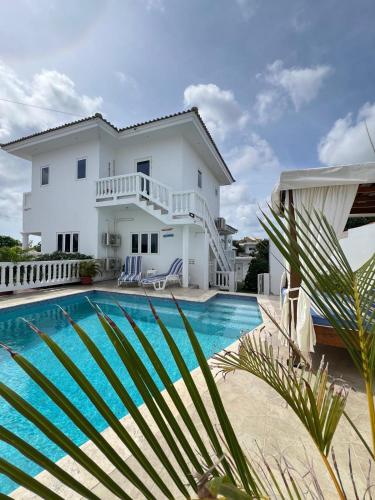 Kolam renang di atau dekat dengan Divine Villa