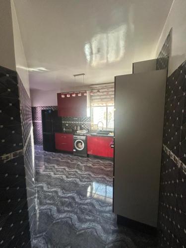 カサブランカにあるAppartement 2 chambre Calme et Sécurisé a casablancaのコンロとカウンタートップのあるキッチン