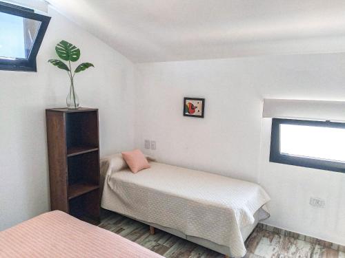 a bedroom with two twin beds and a window at Glak Apart Urdinarrain in Urdinarrain