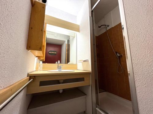 une salle de bain avec un lavabo et une douche dans l'établissement Charmant 2 pièces cabine avec parking et animaux admis à Sète - FR-1-338-136, à Sète