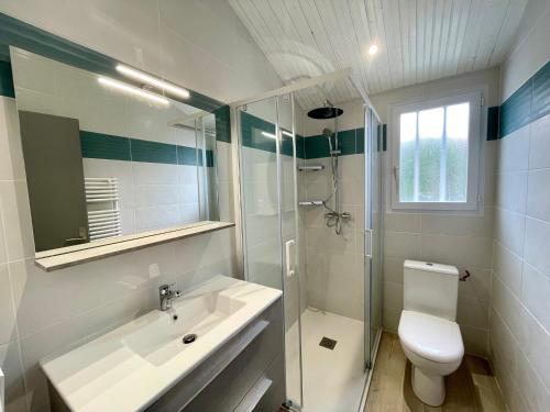 une salle de bain blanche avec un lavabo et des toilettes dans l'établissement Maison de Charme au Calme avec Jardin Clos, WIFI, Proche Plage du Marais Girard, Animaux Acceptés - FR-1-231-133, à Bretignolles-sur-Mer