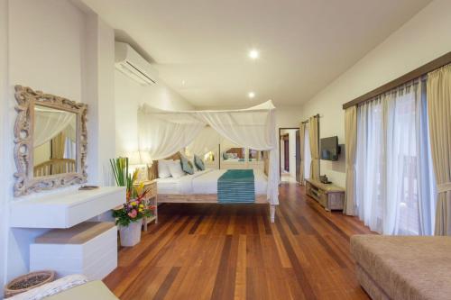 a large bedroom with a bed and a mirror at Dragonville 3BR Private Pool Canggu Residence CYN in Mantaak
