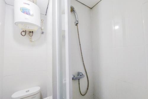 Ένα μπάνιο στο Good and Warm Studio at 19 Avenue Apartment By Travelio