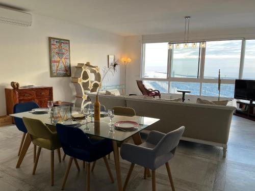 un salon avec une table, des chaises et un canapé dans l'établissement Superbe duplex climatisé avec vue mer, 2 chambres, WIFI à Sète - FR-1-338-593, à Sète