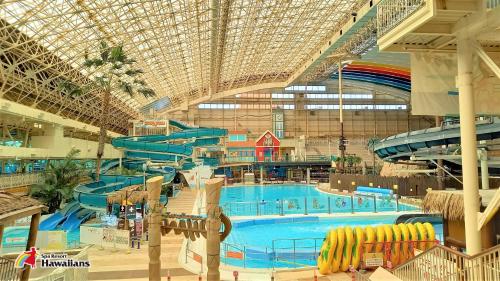 a large indoor swimming pool in a large building at ファミリーグループ向け洋風一軒家 in Shimo-nogami