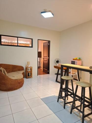 Zona de estar de MANILA BAYVIEW RENTAL- LUXURY AND SUPERIOR 1 - 5 BEDROOM CONDOS WITH BALCONY POOL BAYVIEWS NETFLIX - Housekeeping Available-