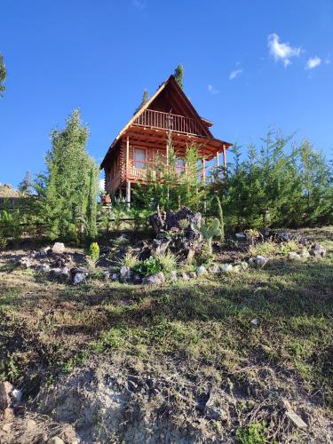a house on top of a hill with a yard at La madriguera de Guatavita Sta María in Guatavita