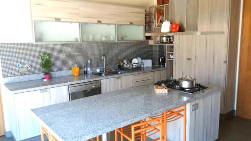 a large kitchen with a counter top and a counter top at RbkºCasa mediterránea para 10 personas con piscina in Viña del Mar