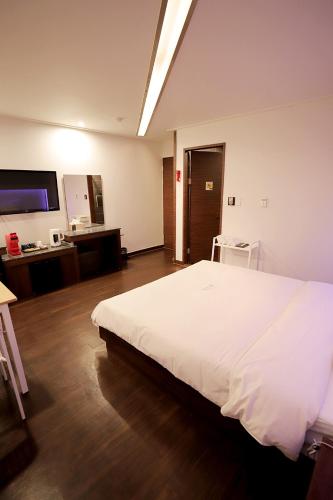 a bedroom with a large white bed in a room at Gyeongju Liebe Stay in Gyeongju