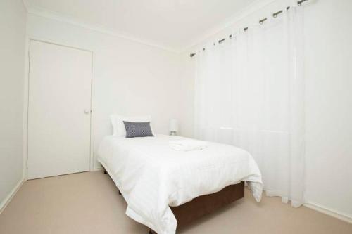 A bed or beds in a room at Mt Pleasant Short Stay