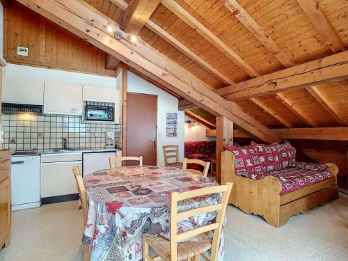 une cuisine et une salle à manger avec une table dans une pièce dans l'établissement Appartement 8 pers, La Clusaz, parking, animaux bienvenus - FR-1-818-5, à La Clusaz