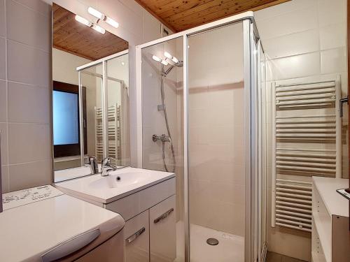 une salle de bain blanche avec un lavabo et une douche dans l'établissement Appartement 8 pers, La Clusaz, parking, animaux bienvenus - FR-1-818-5, à La Clusaz