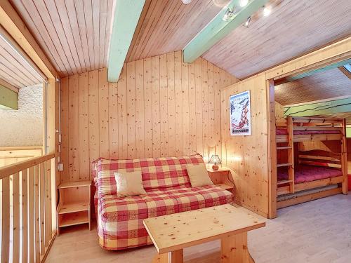 - un salon avec un canapé et des lits superposés dans l'établissement Duplex pour 6 à La Clusaz, animaux admis, parking - FR-1-818-28, à La Clusaz