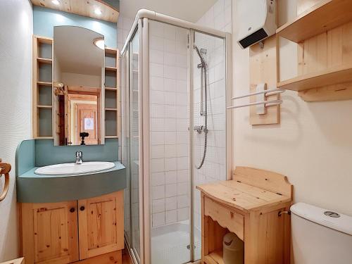 une petite salle de bain avec un lavabo et une douche dans l'établissement Duplex pour 6 à La Clusaz, animaux admis, parking - FR-1-818-28, à La Clusaz