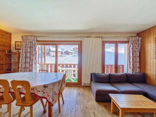 un salon avec un canapé et une table dans l'établissement La Clusaz: Appartement 2 ch, 6 pers, WiFi, Animaux acceptés - FR-1-818-43, à La Clusaz