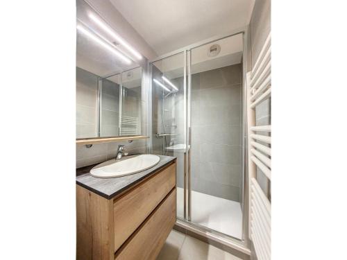 une salle de bain avec un lavabo et une douche dans l'établissement Studio cosy à La Clusaz pour 4 pers, WIFI, garage, animaux admis - FR-1-818-3, à La Clusaz