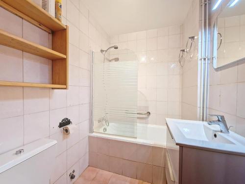 une salle de bain avec une douche, un lavabo et une baignoire dans l'établissement La Clusaz: Appartement 2 ch, 6 pers, WiFi, Animaux acceptés - FR-1-818-43, à La Clusaz