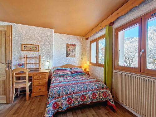 une chambre avec un lit, un bureau et des fenêtres dans l'établissement La Clusaz: Appartement 2 ch, 6 pers, WiFi, Animaux acceptés - FR-1-818-43, à La Clusaz