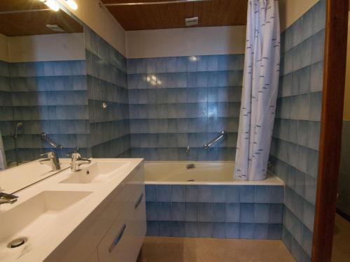 une salle de bain avec deux lavabos et une baignoire dans l'établissement La Clusaz : Apt 10 pers, terrasse, wifi, animaux ok - FR-1-818-48, à La Clusaz