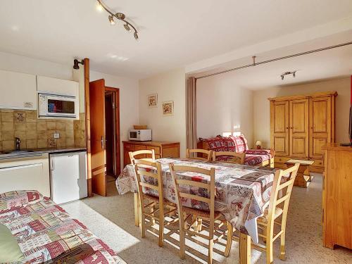 une cuisine et une salle à manger avec une table et des chaises dans l'établissement La Clusaz : Appartement 6 pers, Wifi, Animaux OK, Parking - FR-1-818-35, à La Clusaz