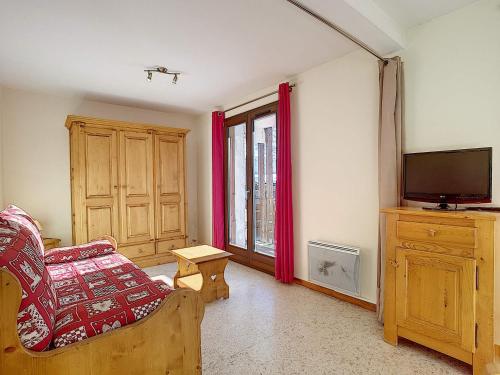 un salon avec un canapé et une télévision dans l'établissement La Clusaz : Appartement 6 pers, Wifi, Animaux OK, Parking - FR-1-818-35, à La Clusaz