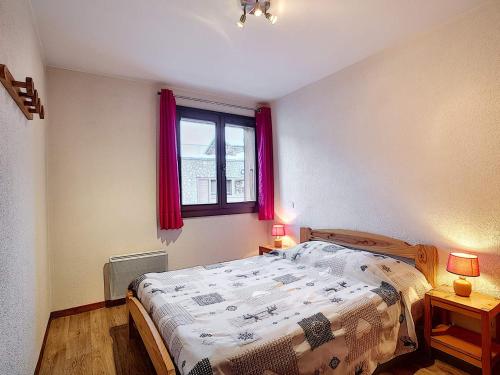 une chambre avec un lit et une fenêtre avec des rideaux rouges dans l'établissement La Clusaz : Appartement 6 pers, Wifi, Animaux OK, Parking - FR-1-818-35, à La Clusaz