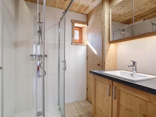 拉克吕萨La Clusaz: Charmant 35m² avec Wifi et Animaux Bienvenus - FR-1-818-66的浴室配有淋浴和洗手池