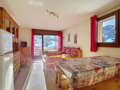 une cuisine avec une table et une salle à manger avec une table dans l'établissement Appartement La Clusaz - 6 pers, 2 ch - Wifi & Animaux admis - FR-1-818-68, à La Clusaz