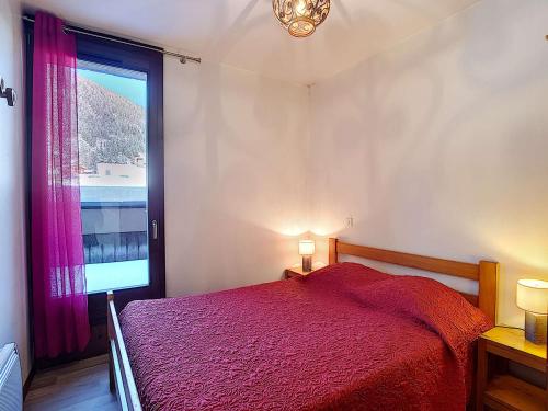 - une chambre avec un lit rouge et une fenêtre dans l'établissement Appartement La Clusaz - 6 pers, 2 ch - Wifi & Animaux admis - FR-1-818-68, à La Clusaz
