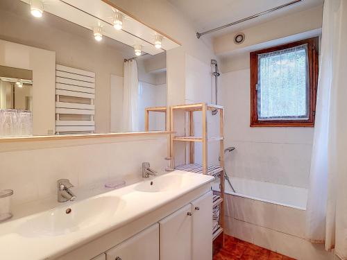 une salle de bain avec deux lavabos et une douche dans l'établissement Appartement cosy à La Clusaz - 6 pers, animaux admis, parking - FR-1-818-76, à La Clusaz