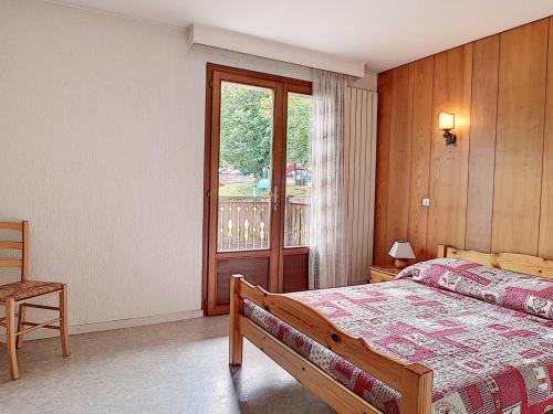 une chambre avec un lit et une fenêtre dans l'établissement La Clusaz : Appartement 7 pers avec balcons, animaux admis, parking - FR-1-818-2, à La Clusaz