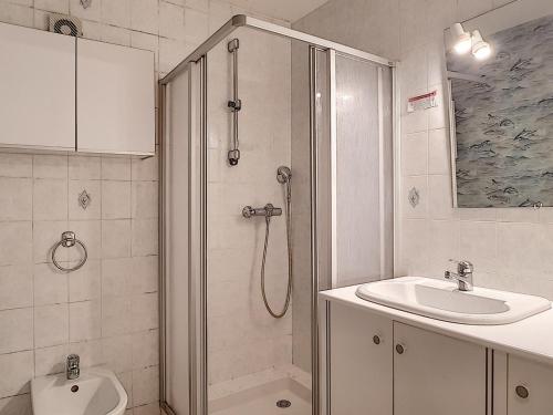 une salle de bain avec une douche, un lavabo et des toilettes dans l'établissement Appartement 3 pièces à La Clusaz pour 6 pers, animaux acceptés, parking - FR-1-818-12, à La Clusaz