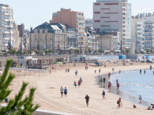 Studio neuf proche plage et commerces, balcon vue mer